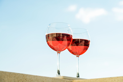 Die Roséwein Vielfalt hat in den letzten Jahren zugenommen, da diese Weinsorte beliebter denn je ist.